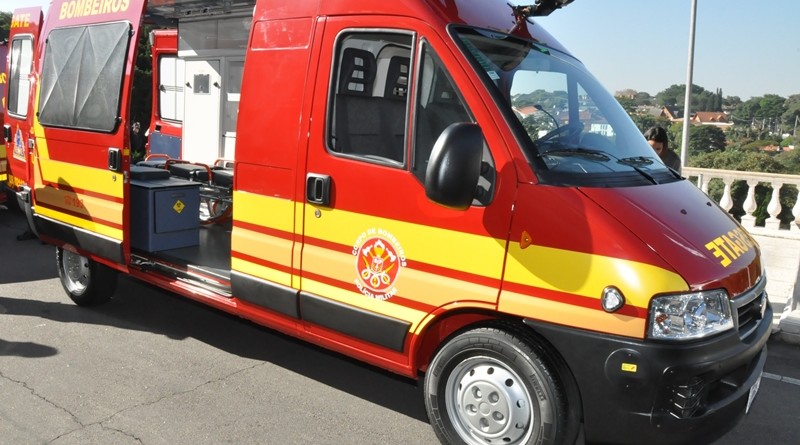 Motociclista fica ferido após colisão em caçamba, na avenida 47