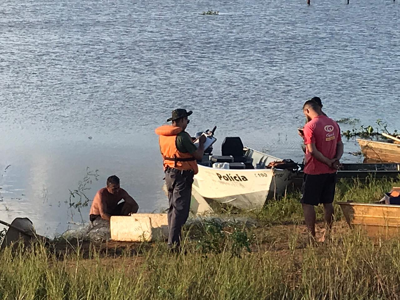 Polícia Ambiental flagra pescadores praticando pesca com rede em Guaraci