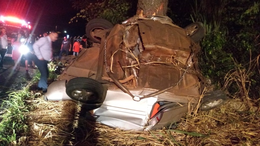 Duas mortes e um ferido, após carro chocar contra árvore