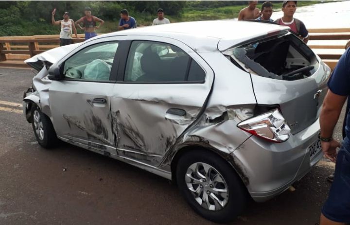 Carro colide com caminhão sobre a ponte do Rio Grande, em Colômbia