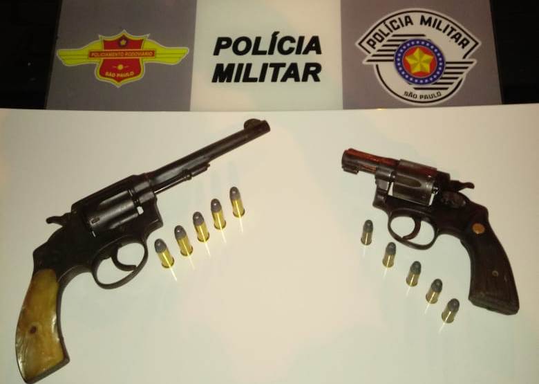 Operação: Polícia Rodoviária aborda veículo na SP-326 e apreende duas armas