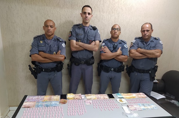 PM flagra quatro menores comercializando cocaína e crack em operação