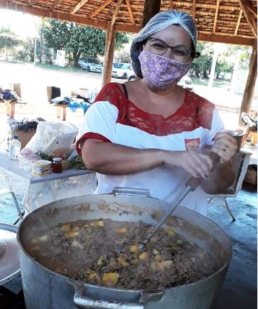 População carente recebe roupas e alimentos em Ação Social