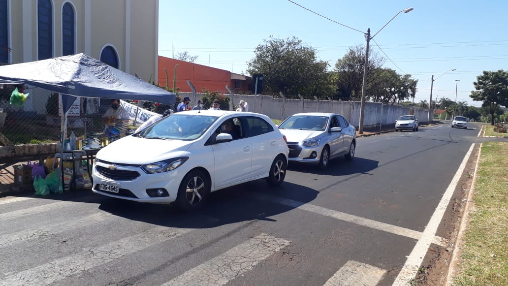 Paróquia do Barretos 2 realizou  drive thru para arrecadação de alimentos