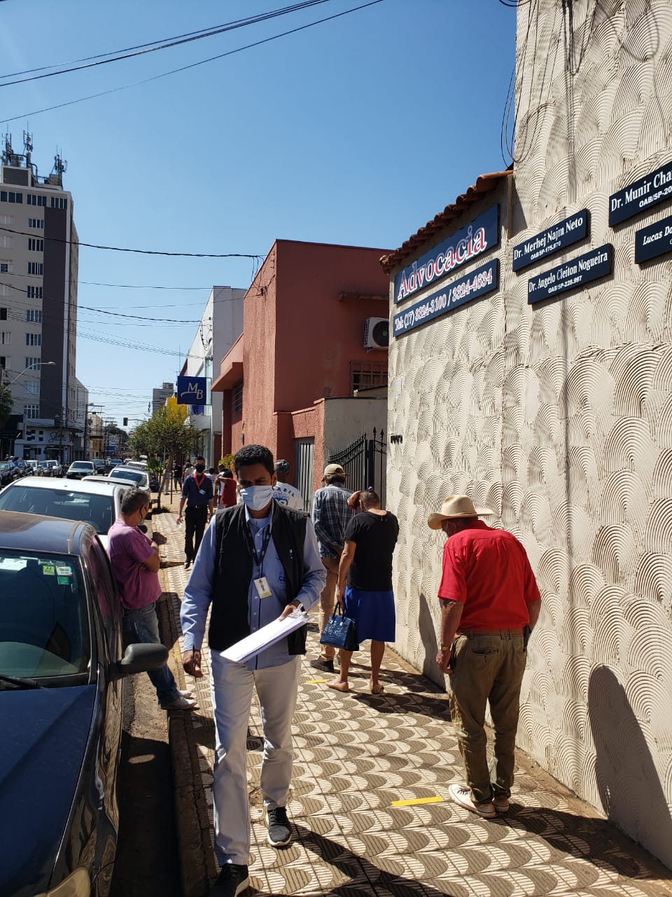 PROCON fiscaliza filas nos bancos de Barretos