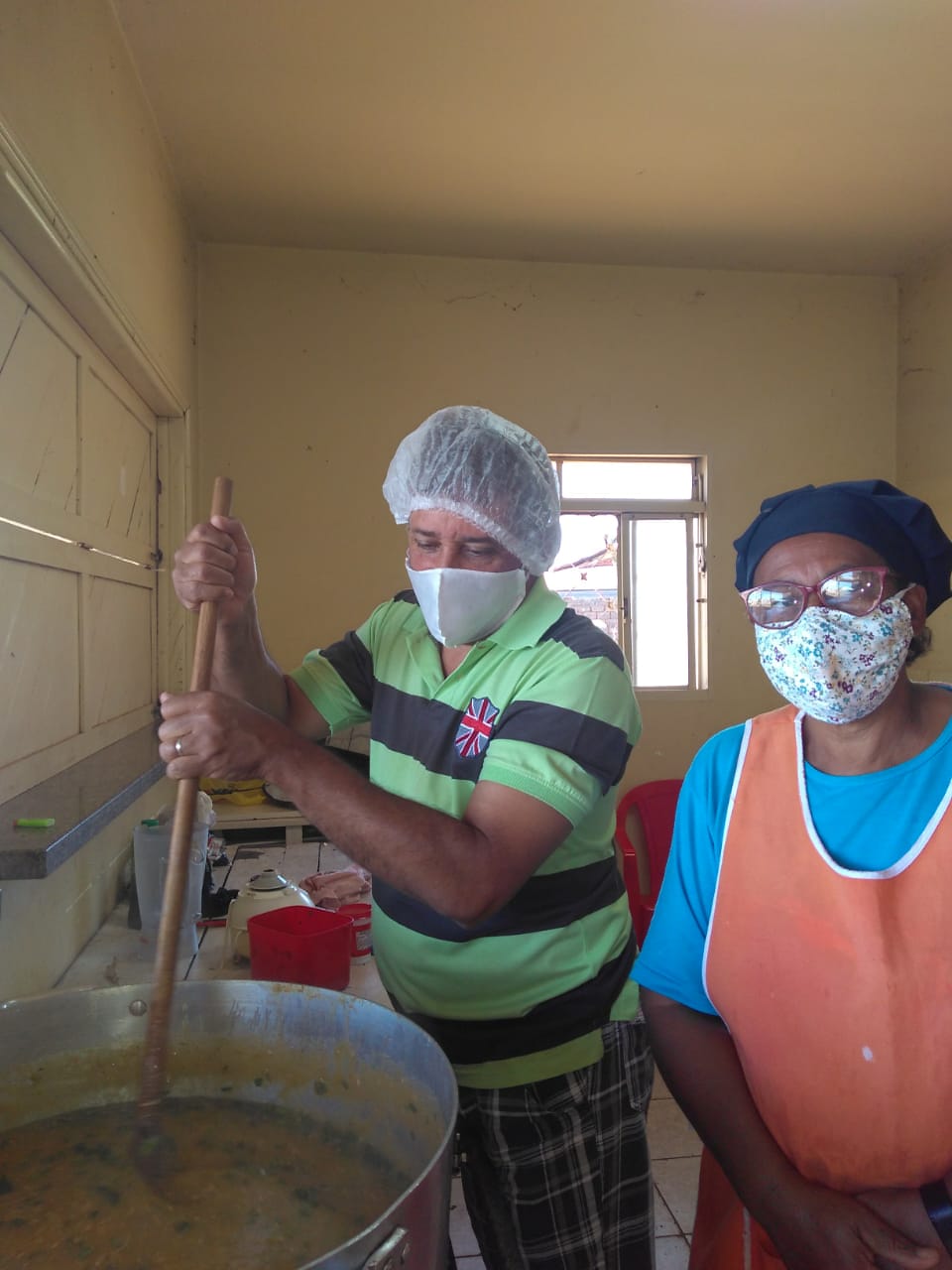 Associação do Barretos 2 distribui pirão de peixe para carentes do bairro