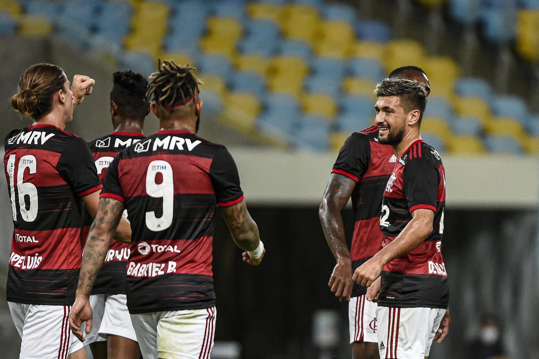 Flamengo e Botafogo avançam às semifinais da Taça Rio