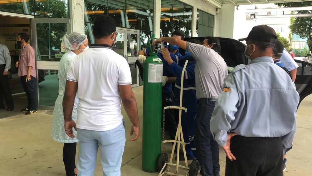 Covid-19: Manaus vive colapso com hospitais sem oxigênio, doentes levados a outros estados, cemitérios sem vagas e toque de recolher