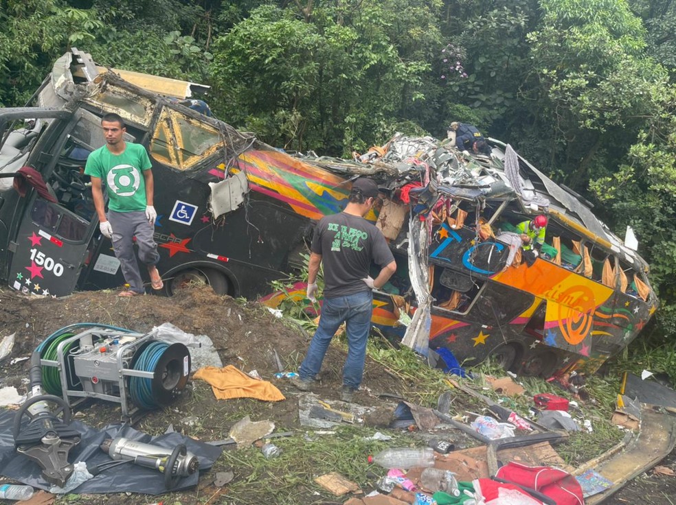 Acidente com ônibus deixa 12 mortos e nove feridos na BR-376, em Guaratuba, diz PM