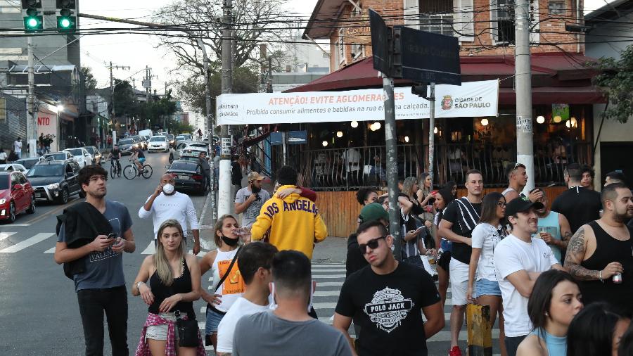 Jovens passam mais tempo na UTI e ajudam a lotar os hospitais.