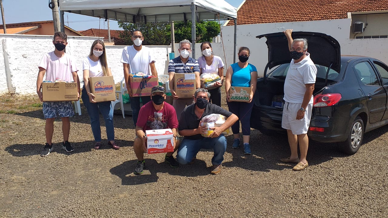 Igreja faz arrecadação de alimentos em drive thru