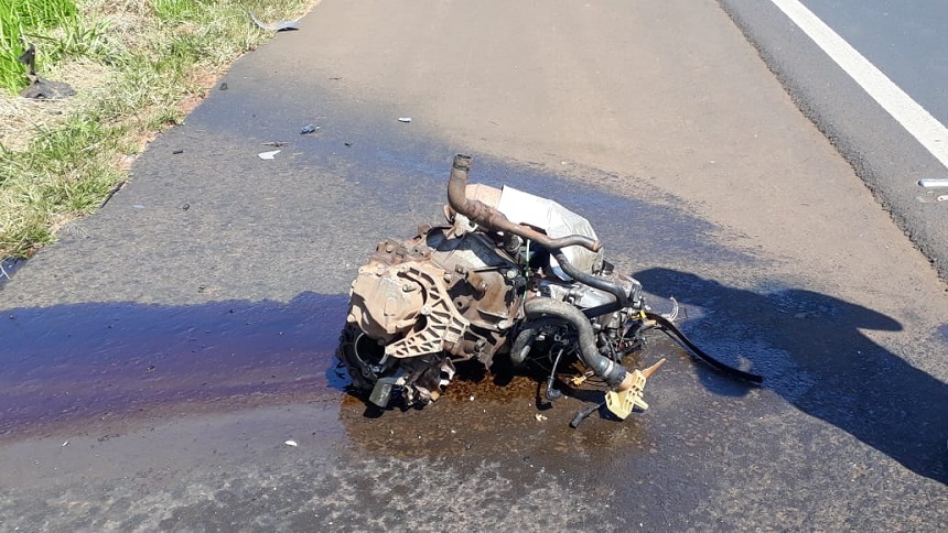 Colisão violenta entre Caminhão e Fiat Uno, com incêndio, mata uma pessoa na Assis Chateaubriand (SP-425)