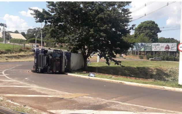 Carreta tomba em rotatória na avenida Fundo de Vale