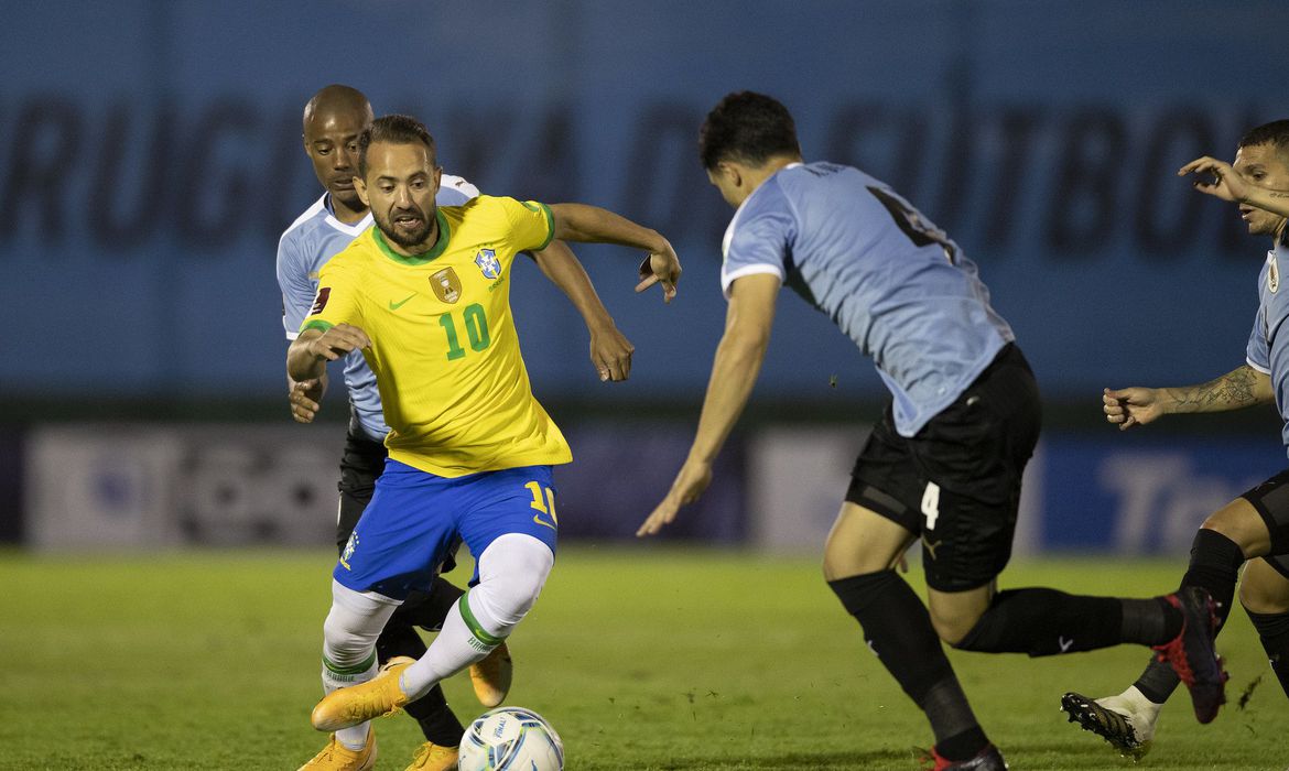 Brasil enfrenta seleção peruana no Nilton Santos