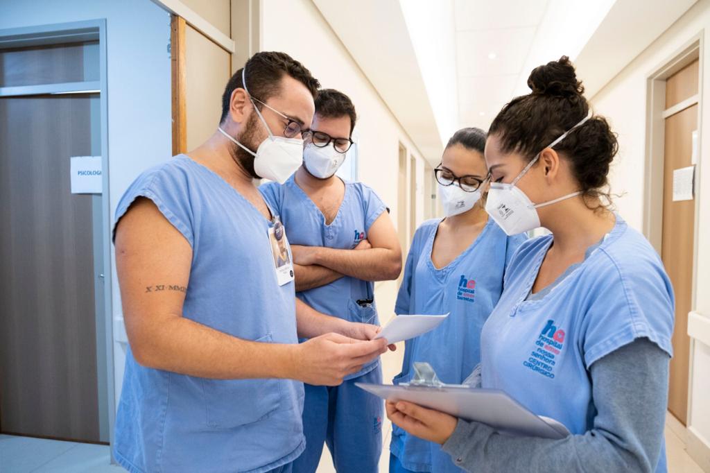 Voluntários do curso de medicina recebem capacitação para atuar na linha de frente   