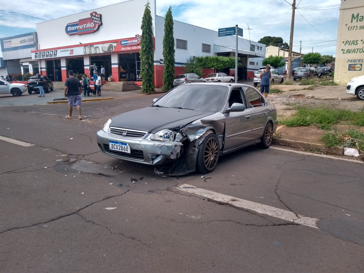 Colisão envolve vários veículos no trânsito barretense