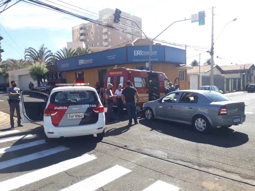 Motociclista ferido em colisão é socorrido pelos Bombeiros