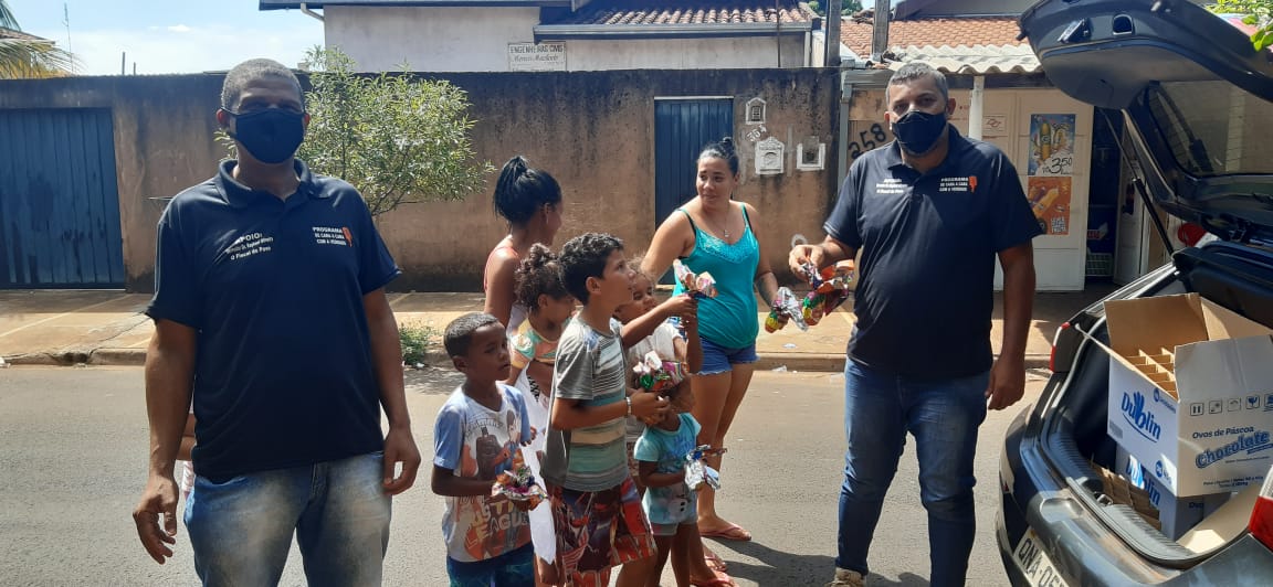 Ação de voluntários distribuiu 550 ovos de páscoa para comunidade de Barretos