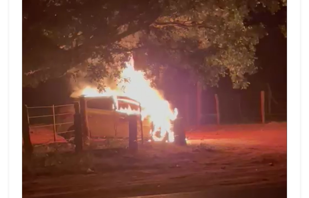 Carro pega fogo após colidir em cerca no distrito de Alberto Moreira