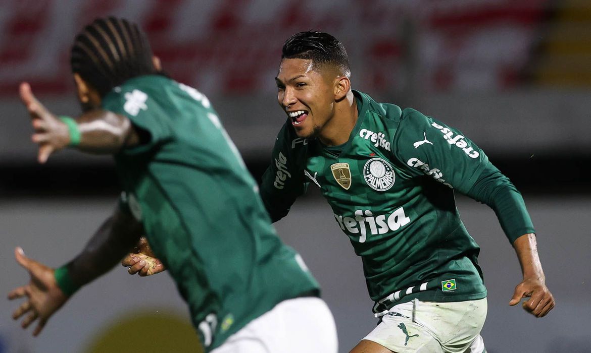 Palmeiras vence por goleada na Libertadores e Santos eliminado ficou no empate na Sul-Americana