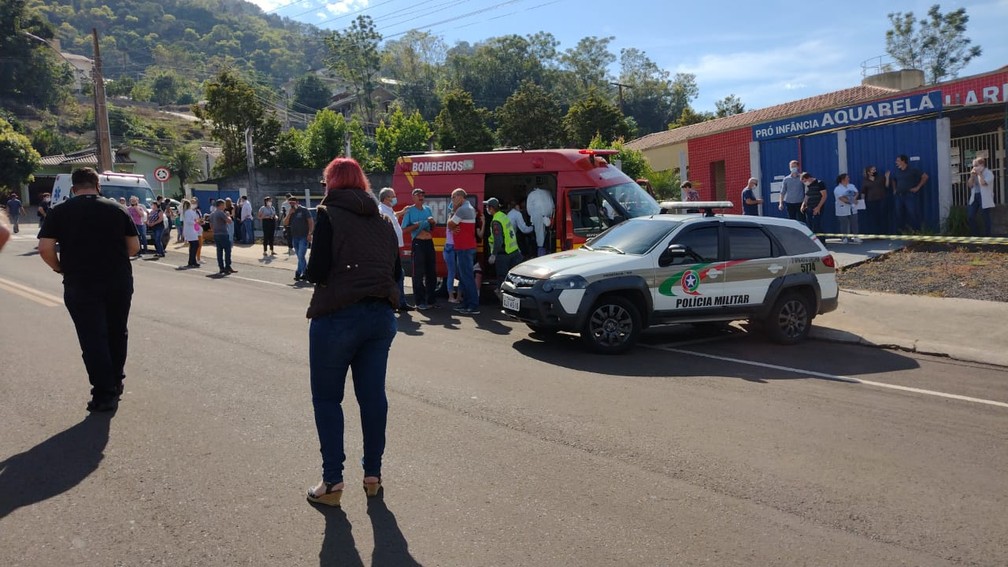 Jovem com facão invade escola e mata três crianças e dois adultos no Oeste de SC