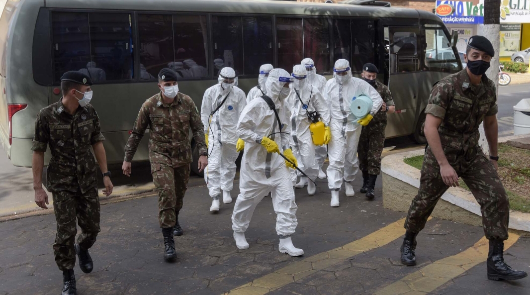 Militares do Exército iniciam trabalho de descontaminação de locais em Barretos