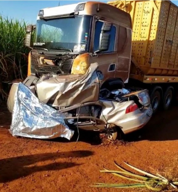 Acidente  mata mulher  e duas crianças em Pontal