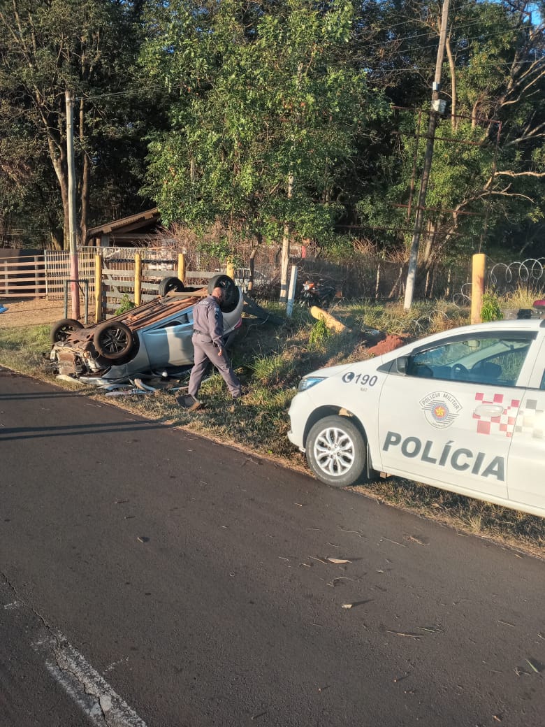 Veículo  capota na Via das Comitivas