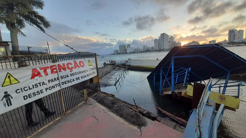 Navio colide e destrói píer de travessia de balsas no litoral de SP