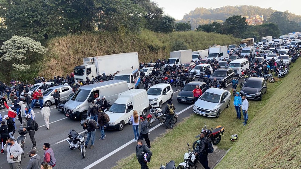 Indígenas bloqueiam rodovia dos Bandeirantes  em protesto contra projeto de demarcação de terras