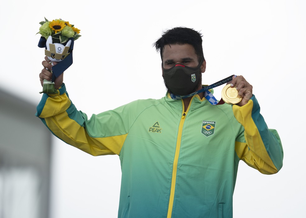 Surfista Italo Ferreira conquista primeiro ouro do Brasil