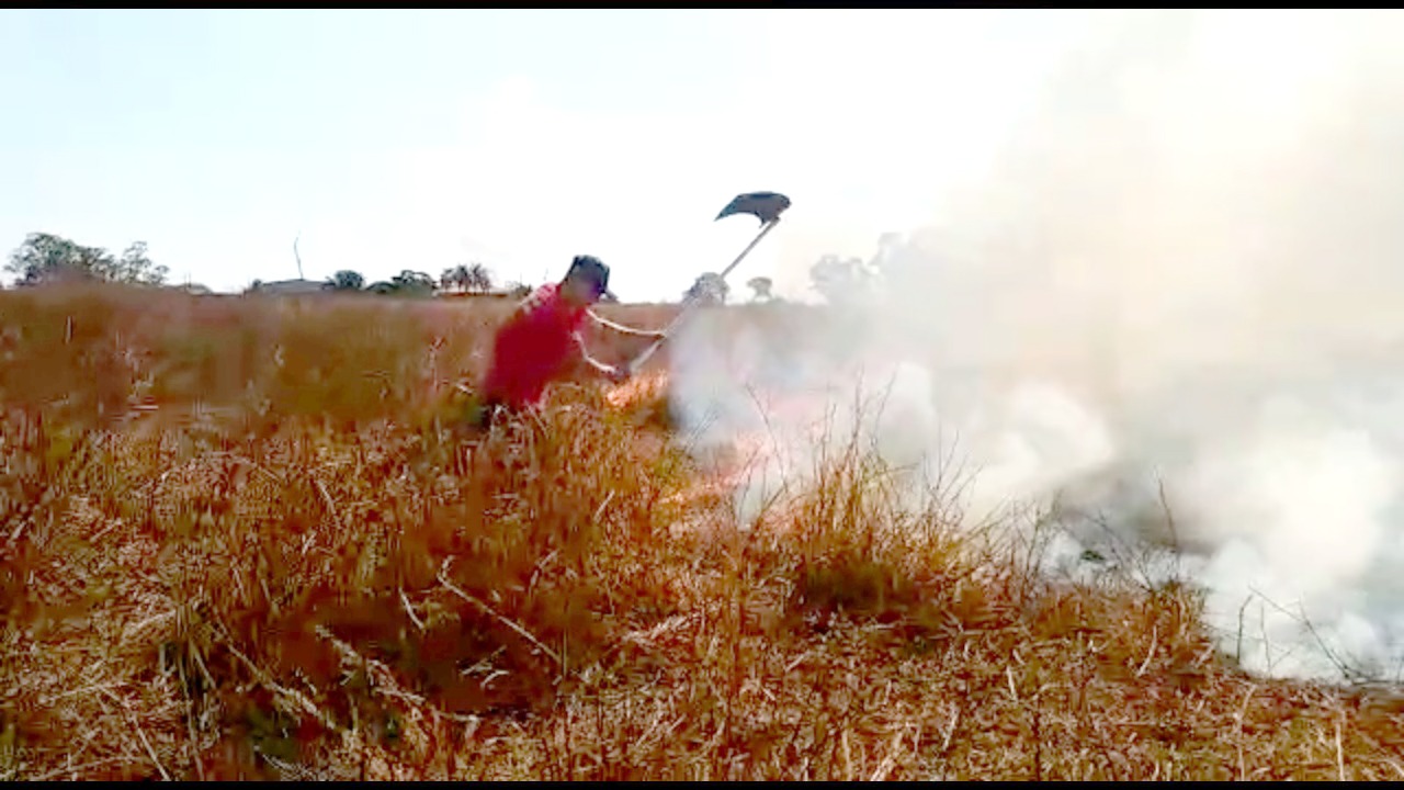 Bombeiros combatem incêndio em área próxima ao bairro San Diego