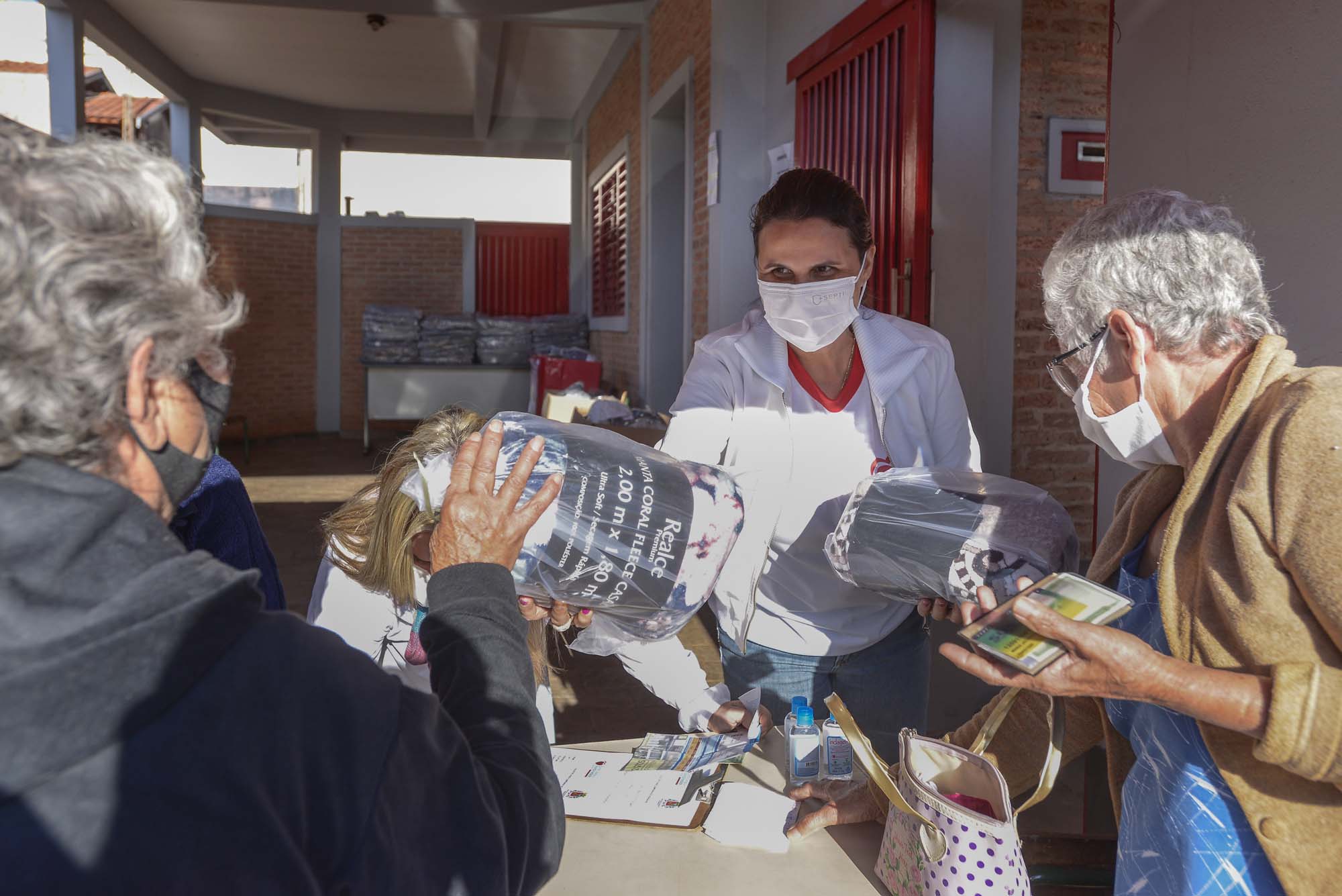 Fundo Social inicia entrega de cobertores a pessoas em situação de vulnerabilidade social