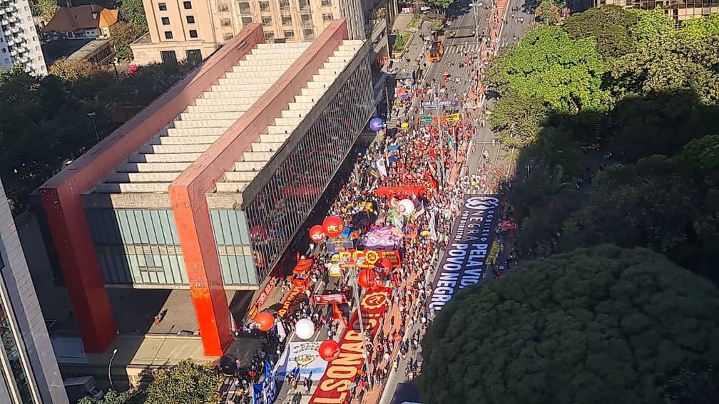 Manifestação contra Jair Bolsonaro fecha Avenida Paulista, em SP, neste sábado