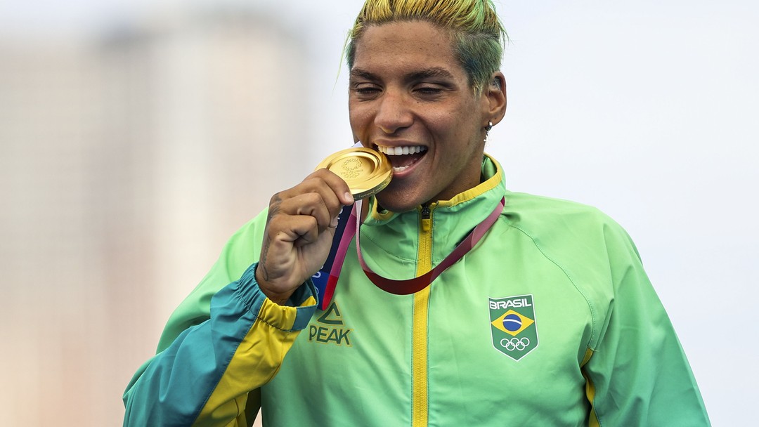 Ana Marcela Cunha é ouro na maratona aquática