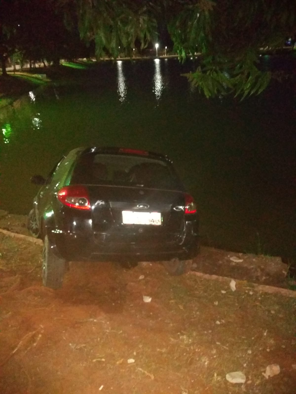 Carro fica pendurado nas margens do 1º lago