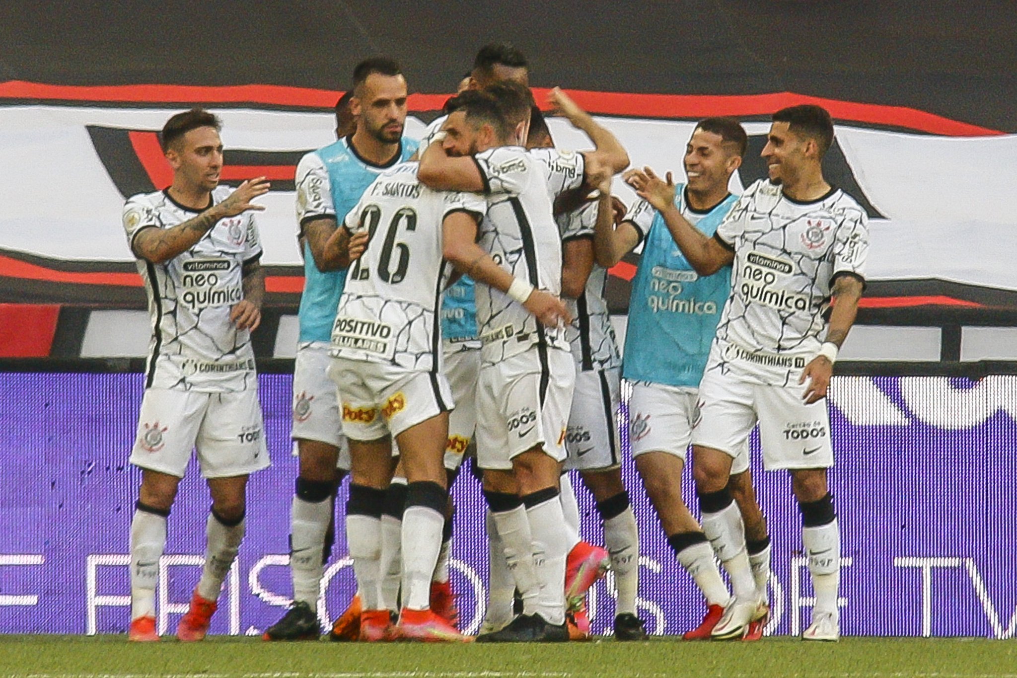 Corinthians vence o Athletico-PR e ganha posições na tabela do Brasileiro