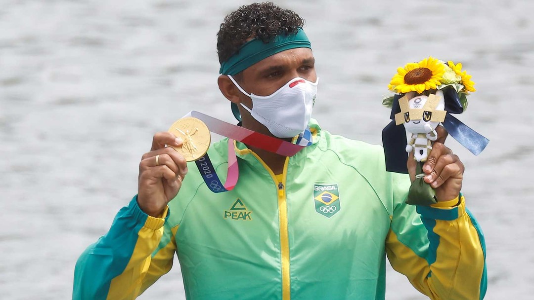 Isaquias Queiroz conquista medalha de ouro na canoagem