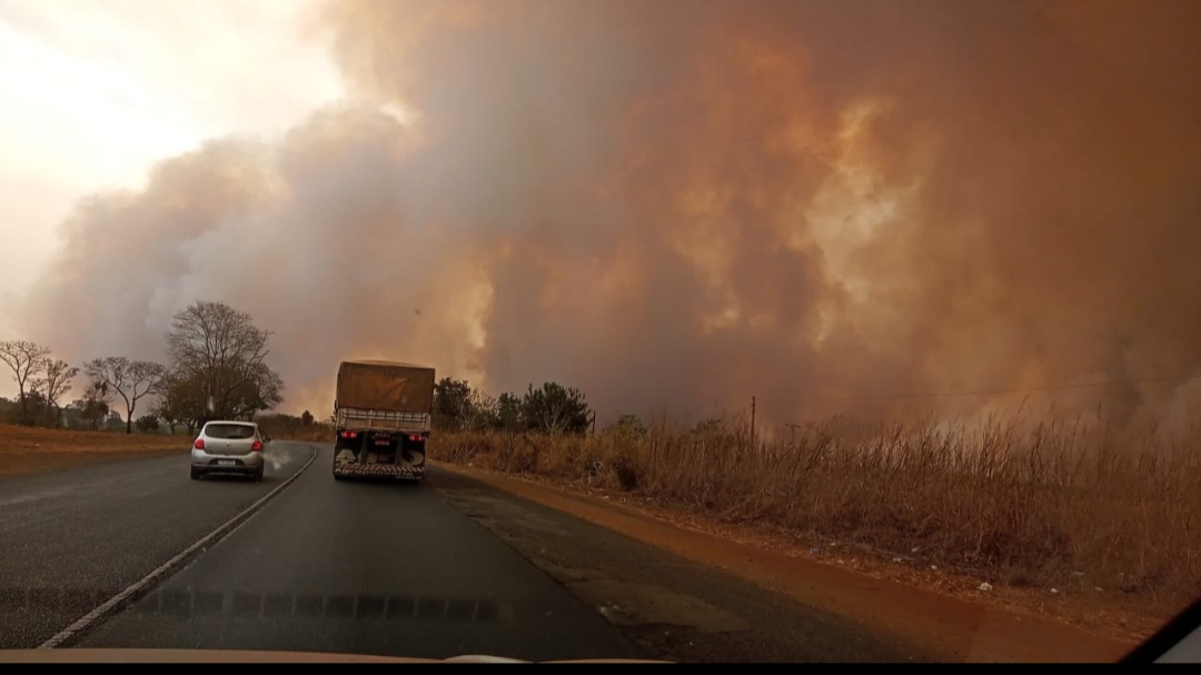 Incêndio de grandes proporções atingiu área rural de Pirajuba