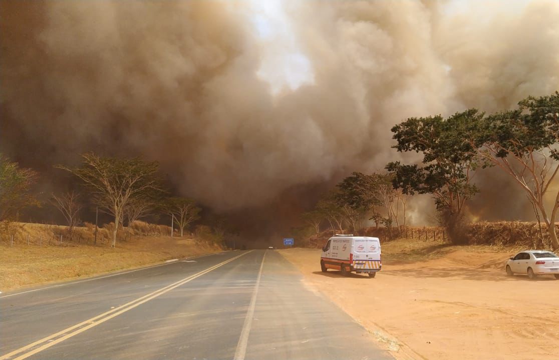 Incêndio interditou rodovia em Pirangi