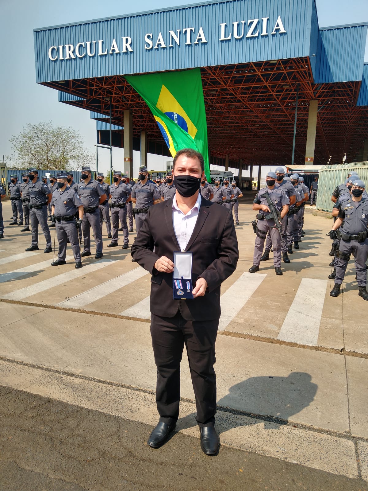 Coronel recebe medalha do cinquentenário do 17º Batalhão de Rio Preto