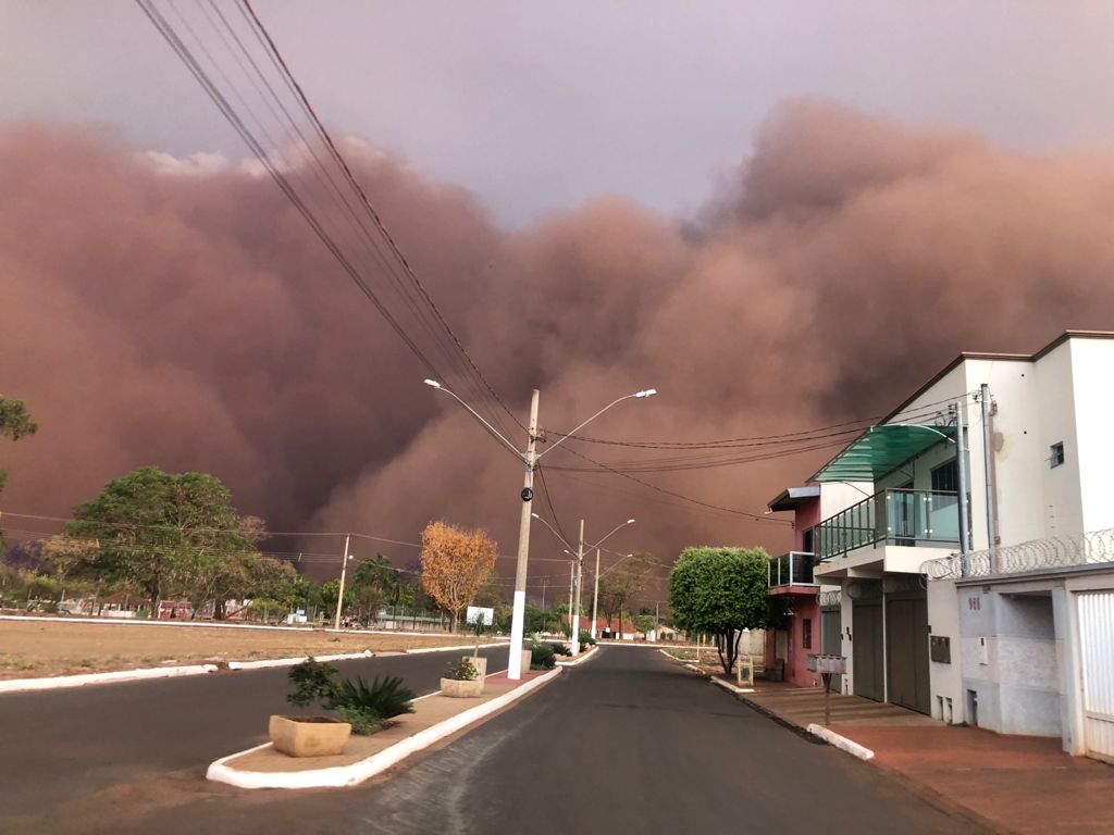 Vendaval, nuvem de poeira e chuva registrada em  Barretos e região