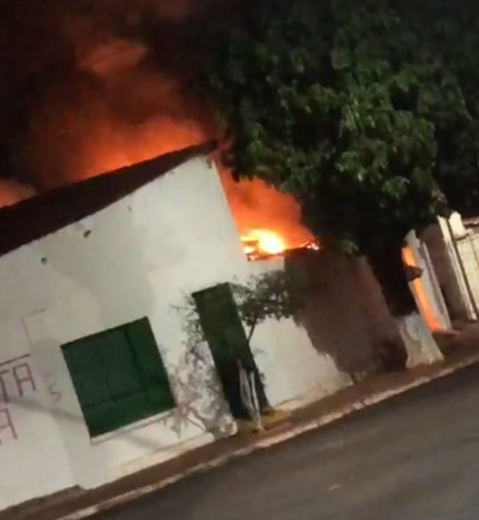 Incêndio atingiu duas residências no Christiano Carvalho