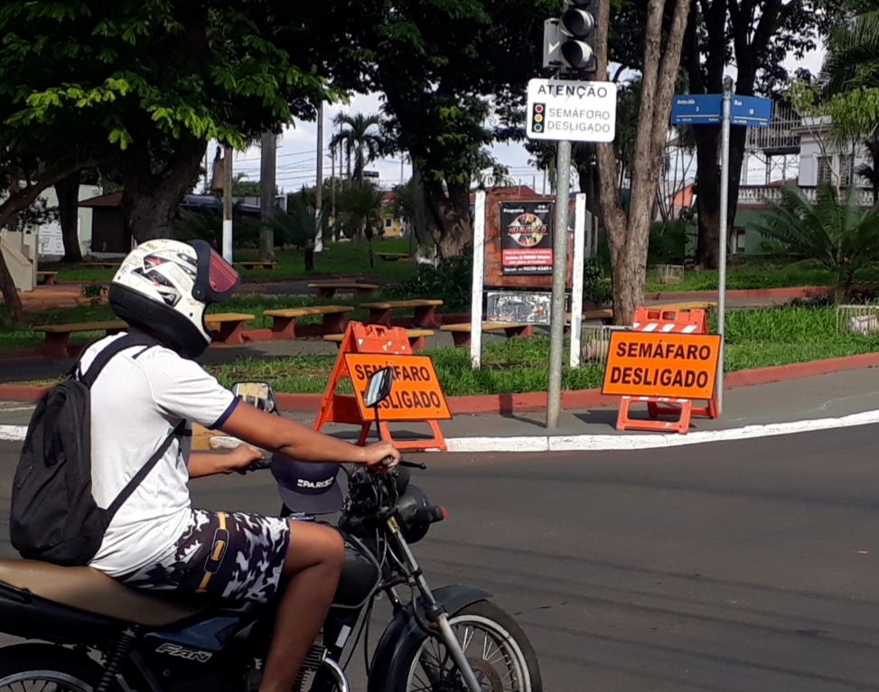 Tentativa de furto deixa semáforo desligado em cruzamento