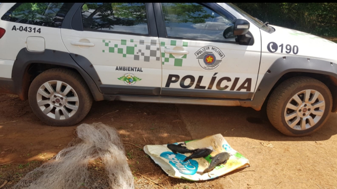 Polícia Ambiental flagra casal praticando pesca irregular