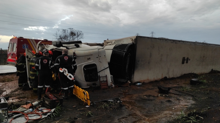 Motorista de carreta fica preso nas ferragens após acidente na Faria Lima