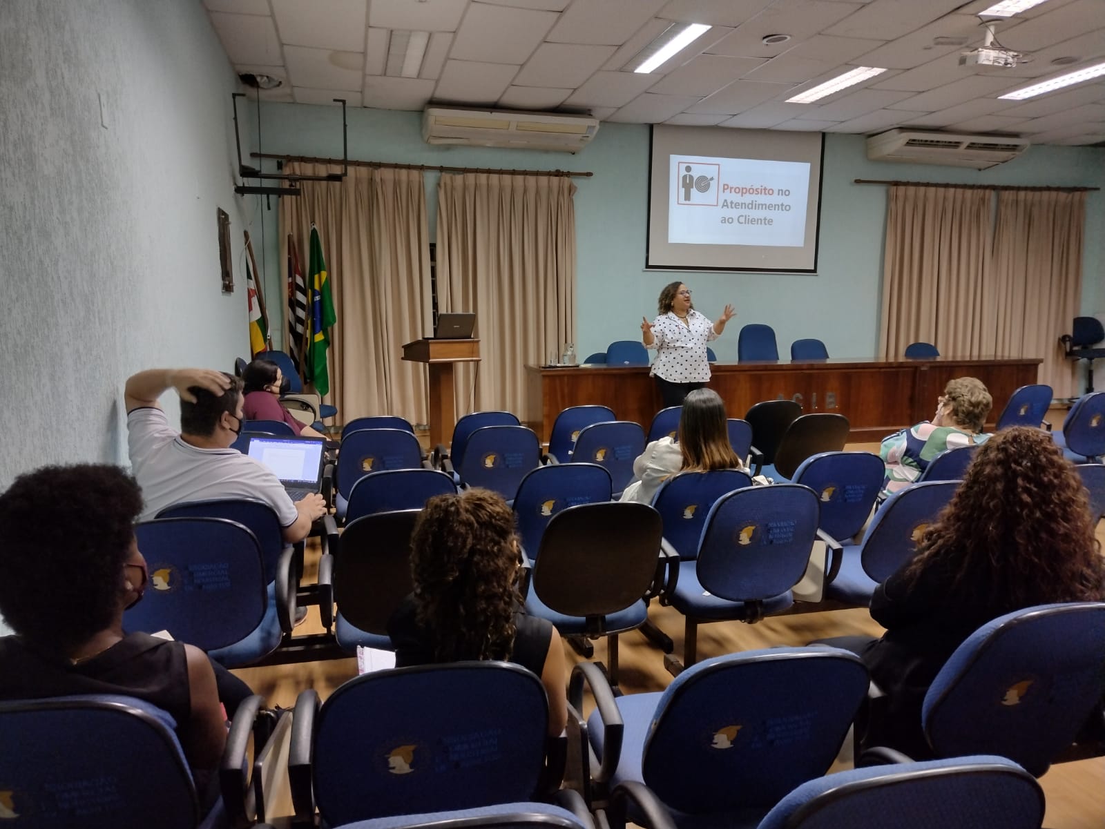 Jornalista Luciana Gomes ministrou palestra na ACIB