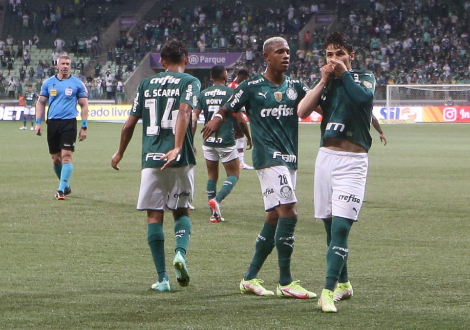 Palmeiras goleia, Santos e São Paulo empata pelo Brasileirão