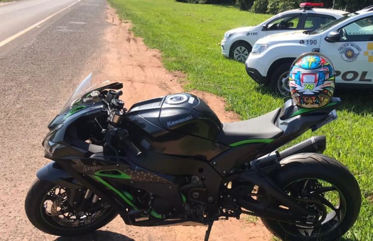 Moto é flagrada em racha em rodovia
