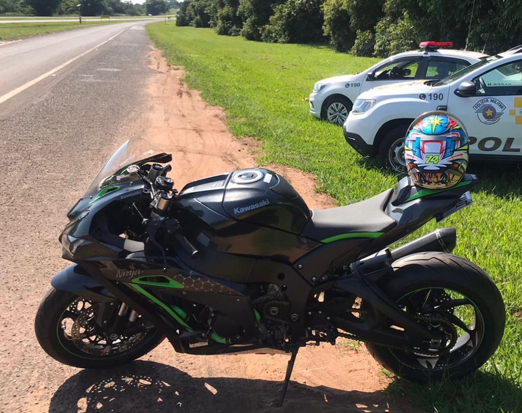 Moto é flagrada em racha em rodovia